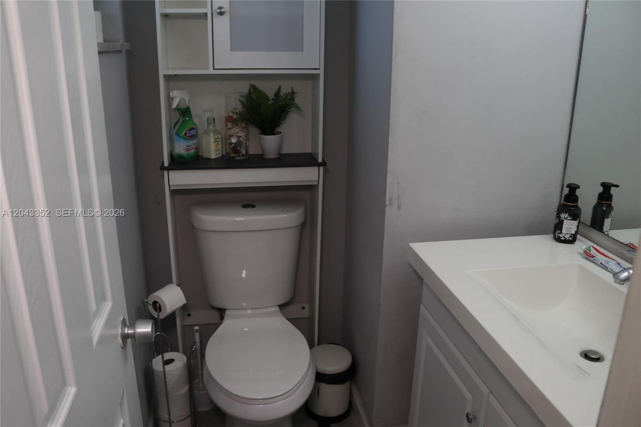 1150 NE 191st St , Unit 37, Miami, FL 33179 Photo