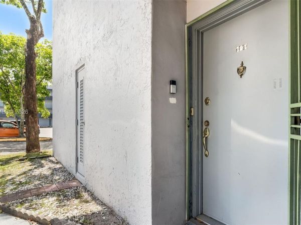 110 Fontainebleau Blvd, Unit 101, Miami, FL 33172