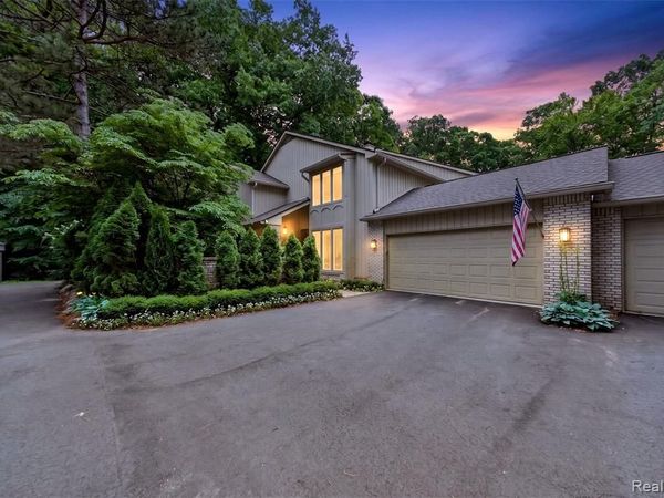 1262 Woodcrest Circle , Bloomfield Hills, MI 48304