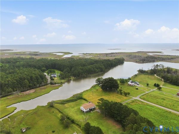 379 Piney Point Road , Onemo, VA 23130