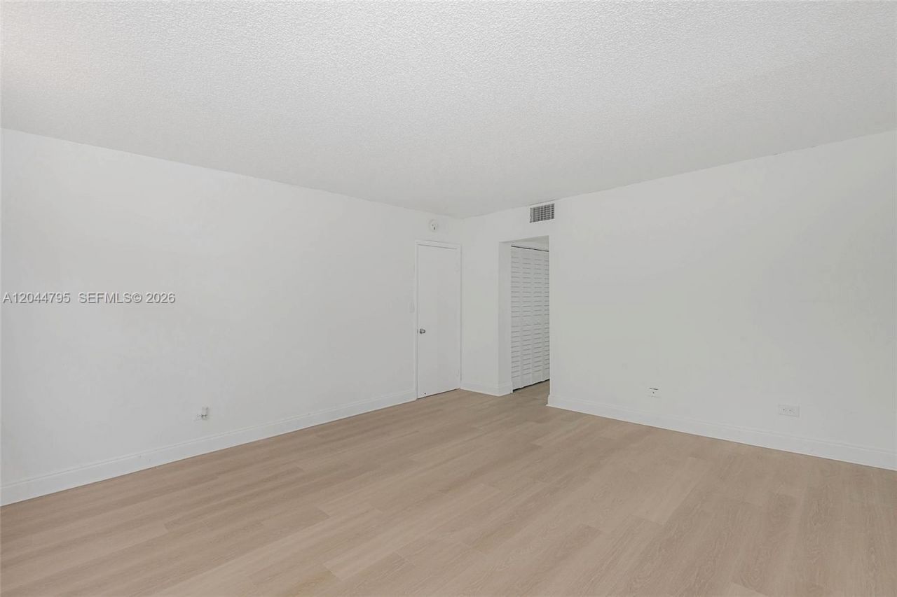 445 NE 195th St , Unit 326, Miami, FL 33179 Photo