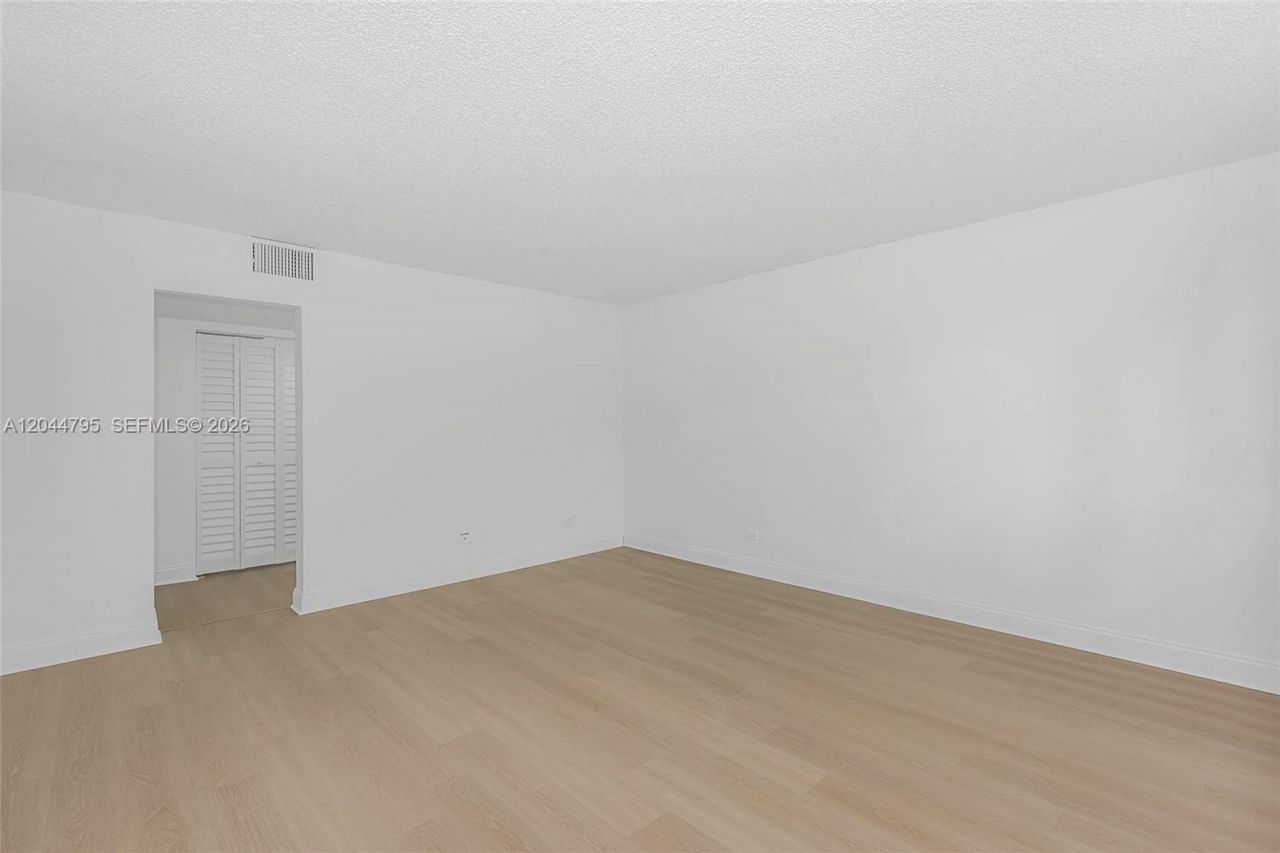 445 NE 195th St , Unit 326, Miami, FL 33179 Photo