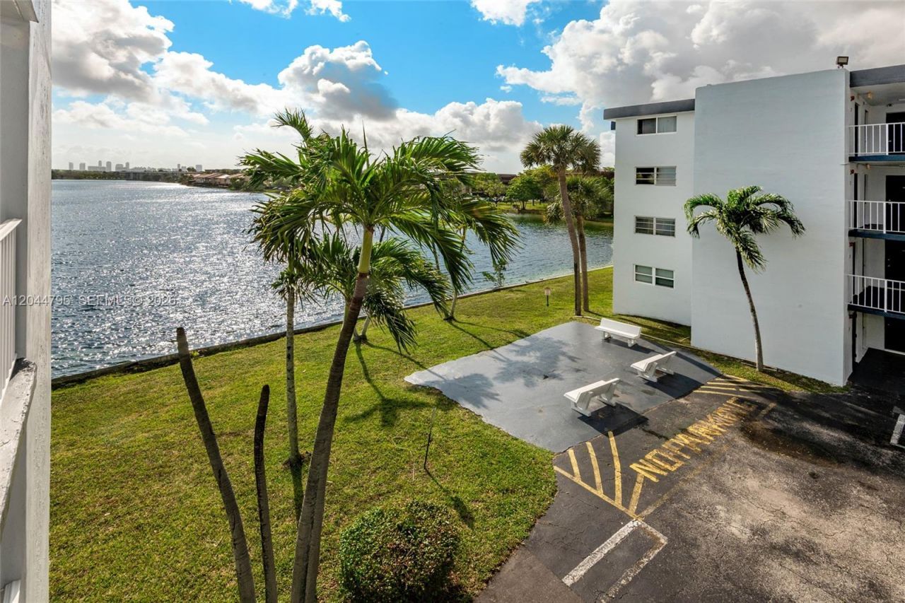 445 NE 195th St , Unit 326, Miami, FL 33179 Photo