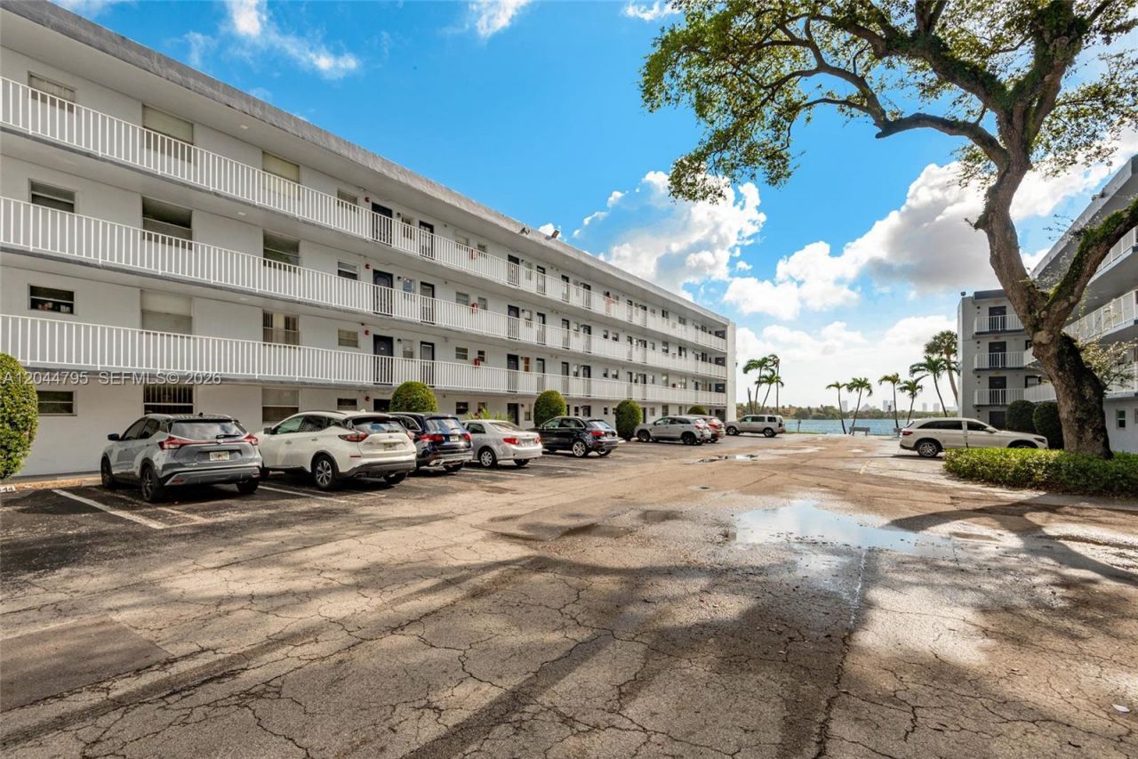 445 NE 195th St , Unit 326, Miami, FL 33179 Photo