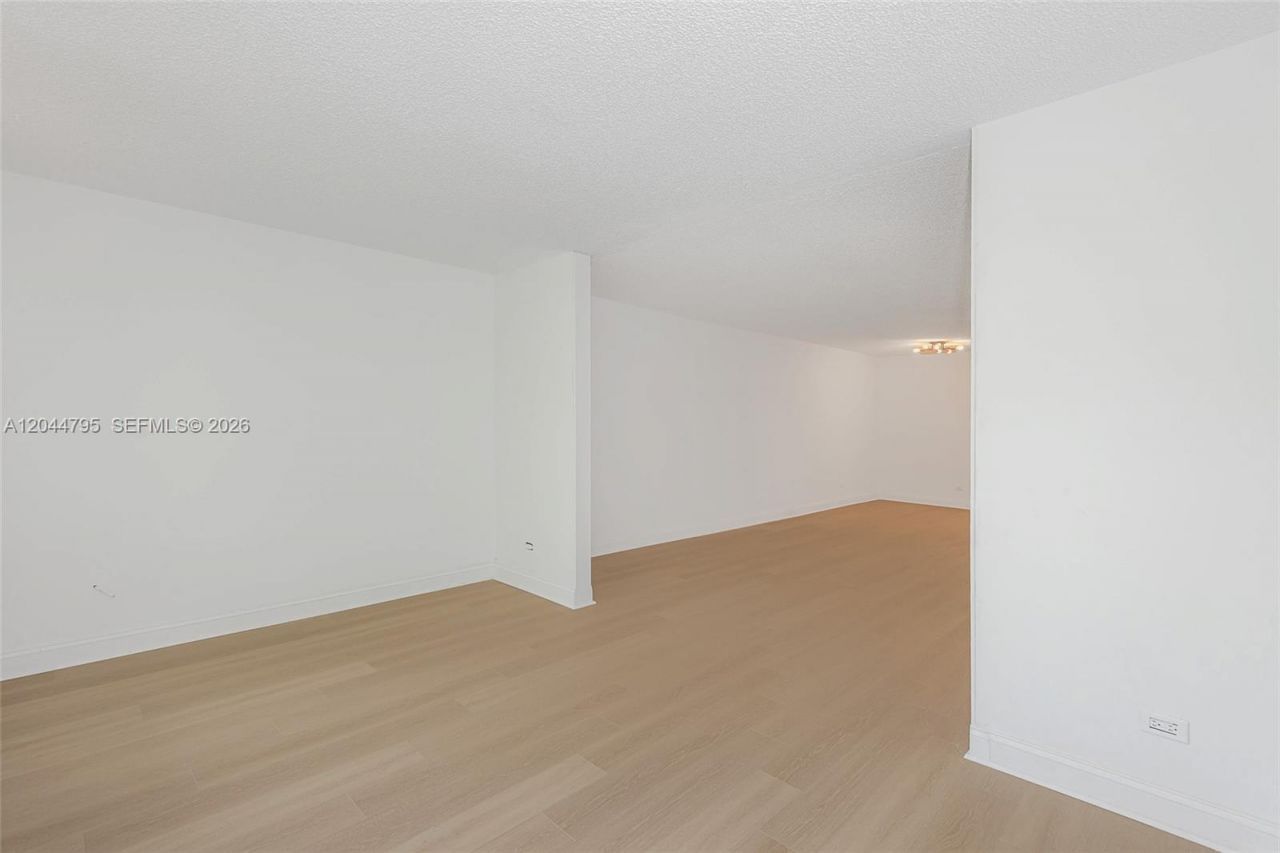 445 NE 195th St , Unit 326, Miami, FL 33179 Photo