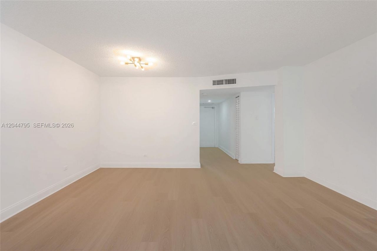 445 NE 195th St , Unit 326, Miami, FL 33179 Photo
