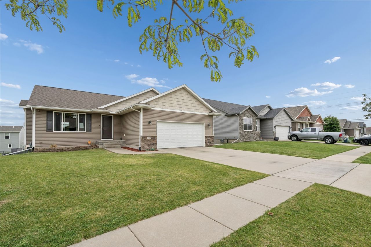 5313 Ruhd Street Sw, Cedar Rapids, IA 52404 Main Photo