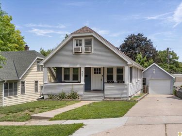 907 S 41st Street, Omaha, NE 68105