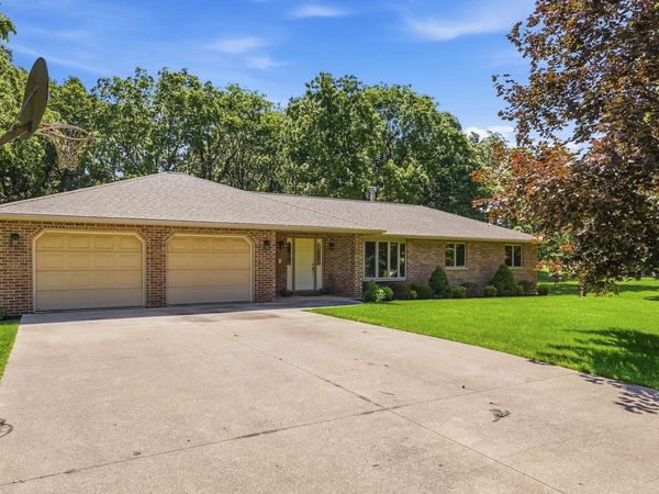 45 Roosevelt Drive, East Dubuque, IL 61025