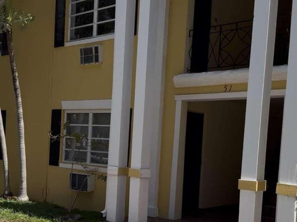 51 Edgewater Drive, Unit 4, Coral Gables, FL 33133