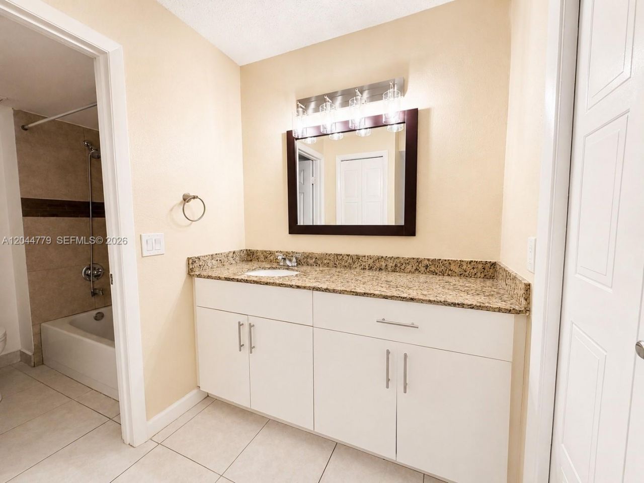 405 Lakeview Dr , Unit 202, Weston, FL 33326 Photo