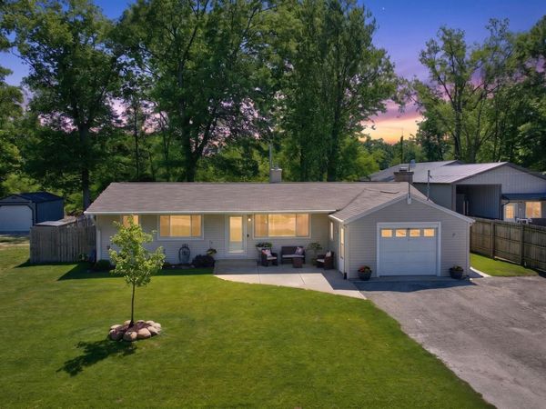 569 Round Lake Drive, Michigan Center, MI 49254