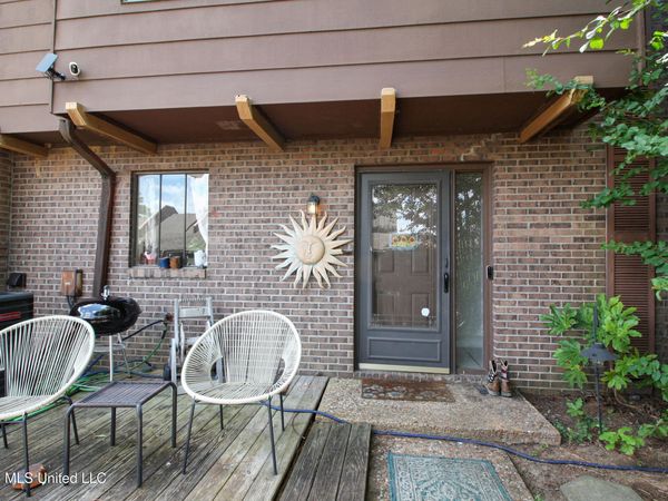 1255 E County Line Road, Jackson, MS 39211