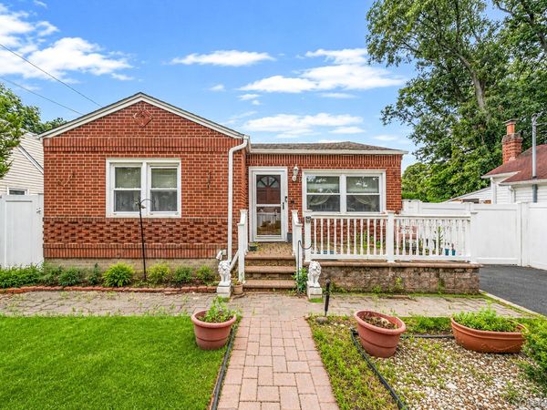 136 Sioux Street , Ronkonkoma, NY 11779