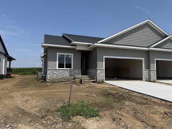 1290 Berkshire Ln, North Liberty, IA 52317