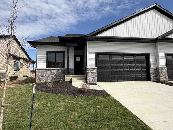 1290 Berkshire Ln, North Liberty, IA 52317