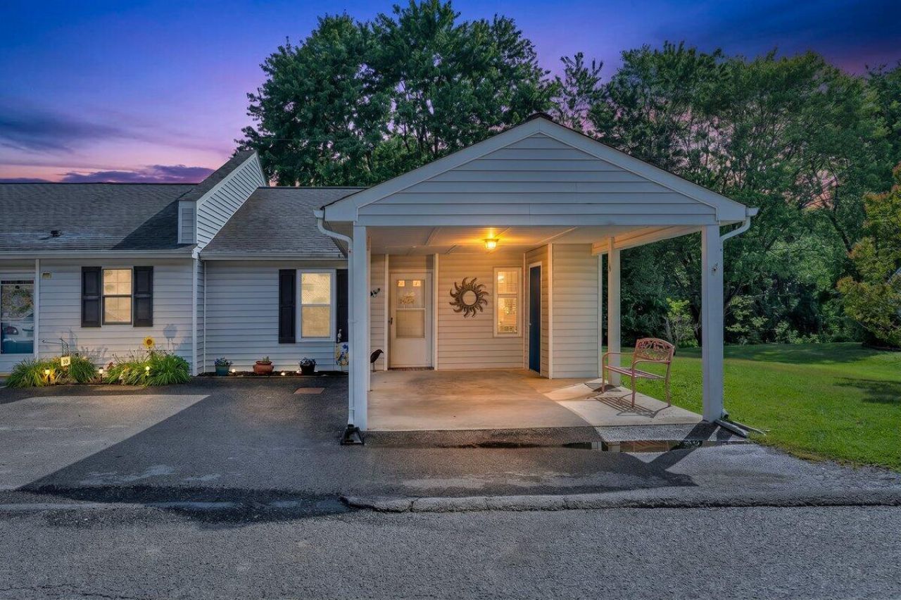 390 Tinkerview Dr, Cloverdale, VA 24077 Main Photo