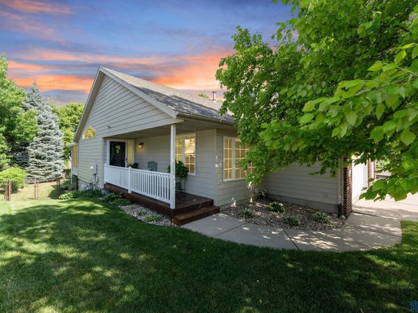 1712 S Campbell Trl, Sioux Falls, SD 57106