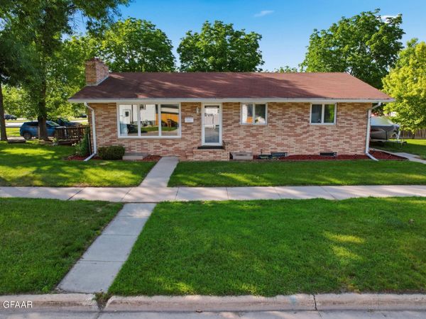 542 MERO Court SE, East Grand Forks, MN 56721