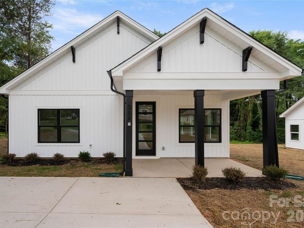 311 W Chestnut Street , Stanley, NC 28164