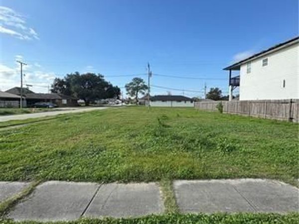 700 COUGAR Drive, Arabi, LA 70032