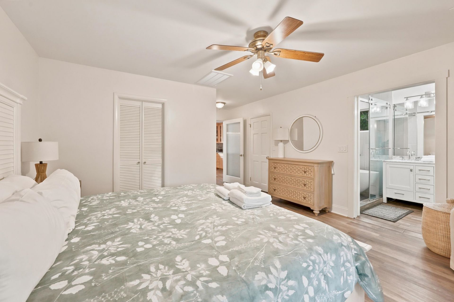 366 Lakeshore Dr. Photo 14