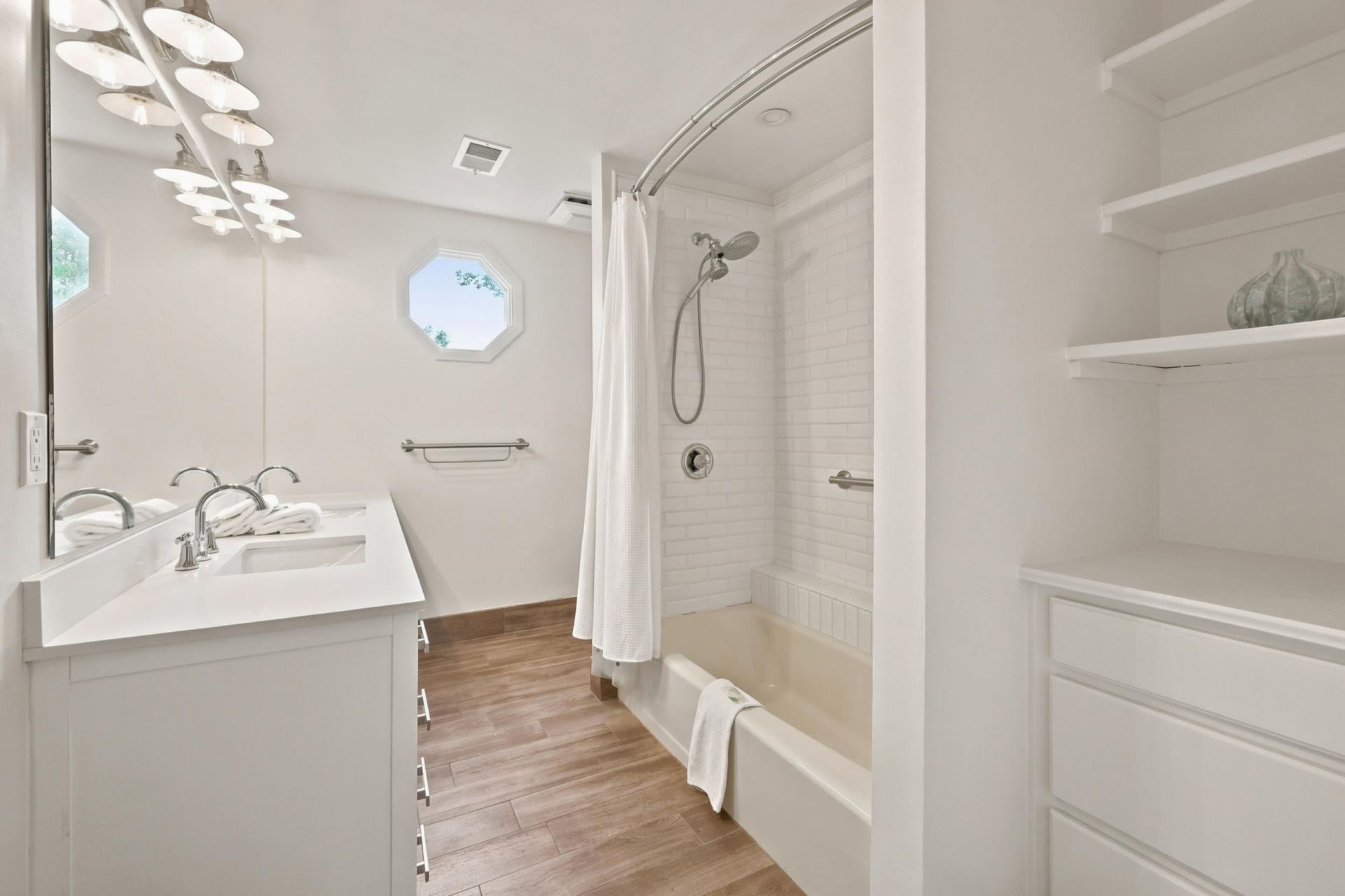 366 Lakeshore Dr. Photo 20