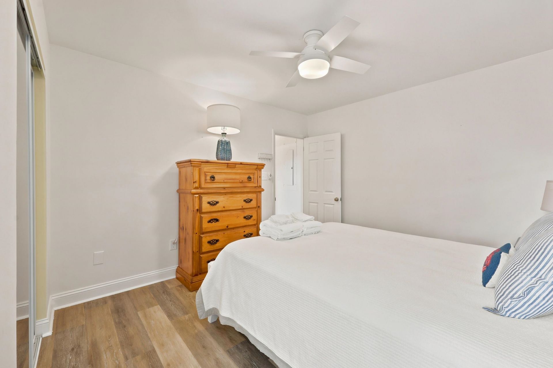 366 Lakeshore Dr. Photo 22