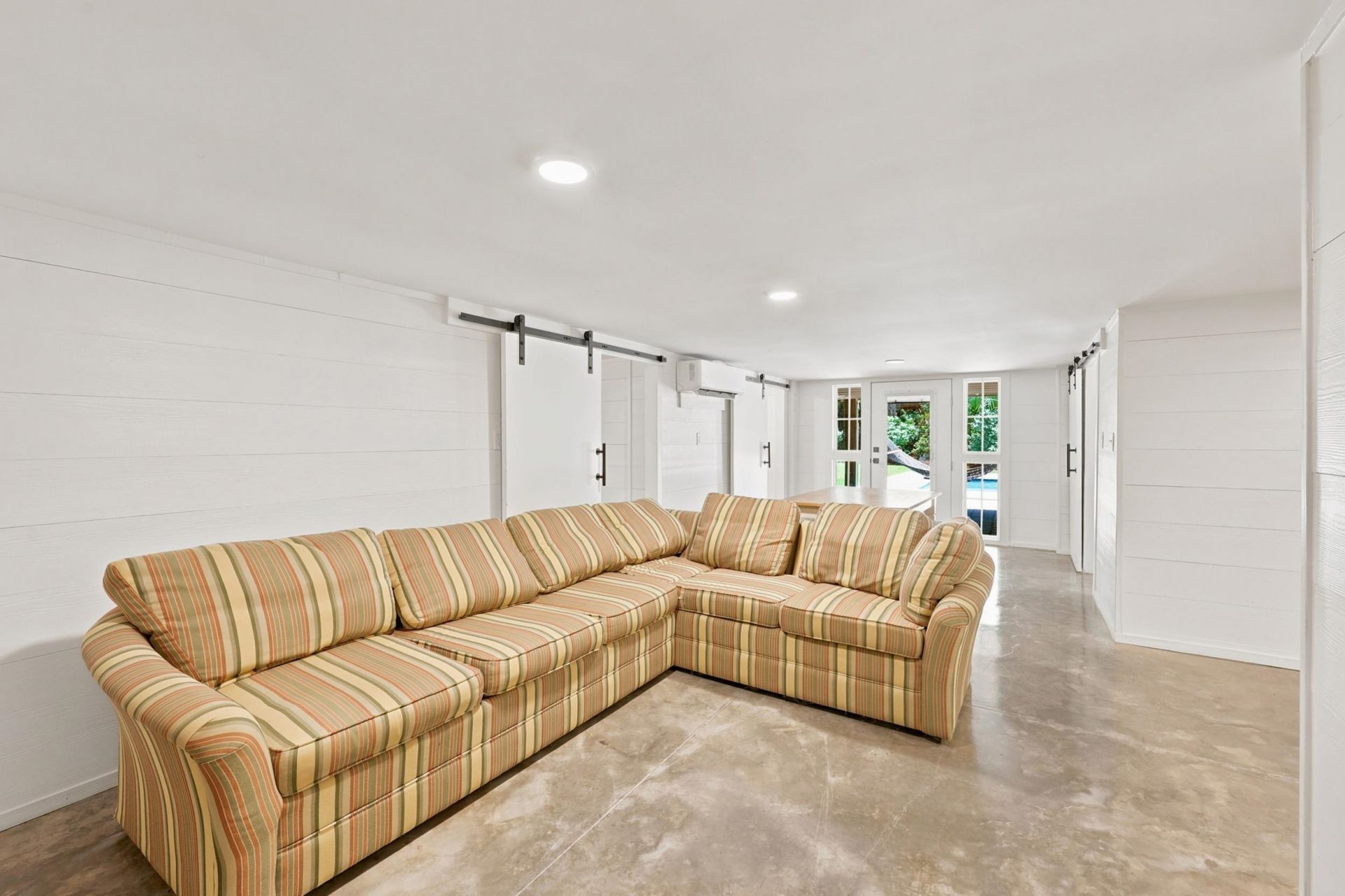 366 Lakeshore Dr. Photo 32