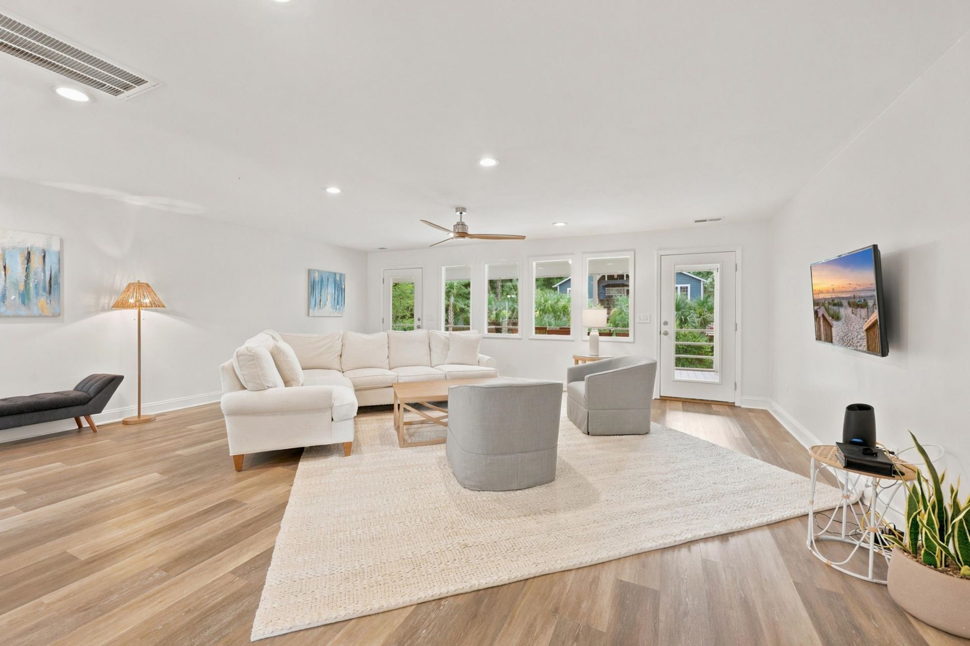 366 Lakeshore Dr. Photo 6