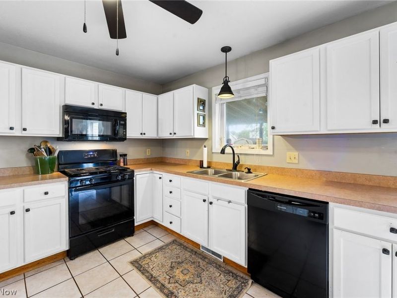 10460 Carrie Drive, New Middletown, OH 44442 Photo 6