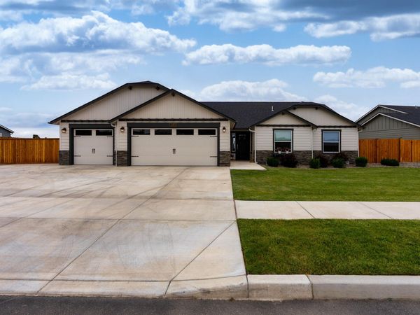 3375 NW Canyon Drive, Redmond, OR 97756