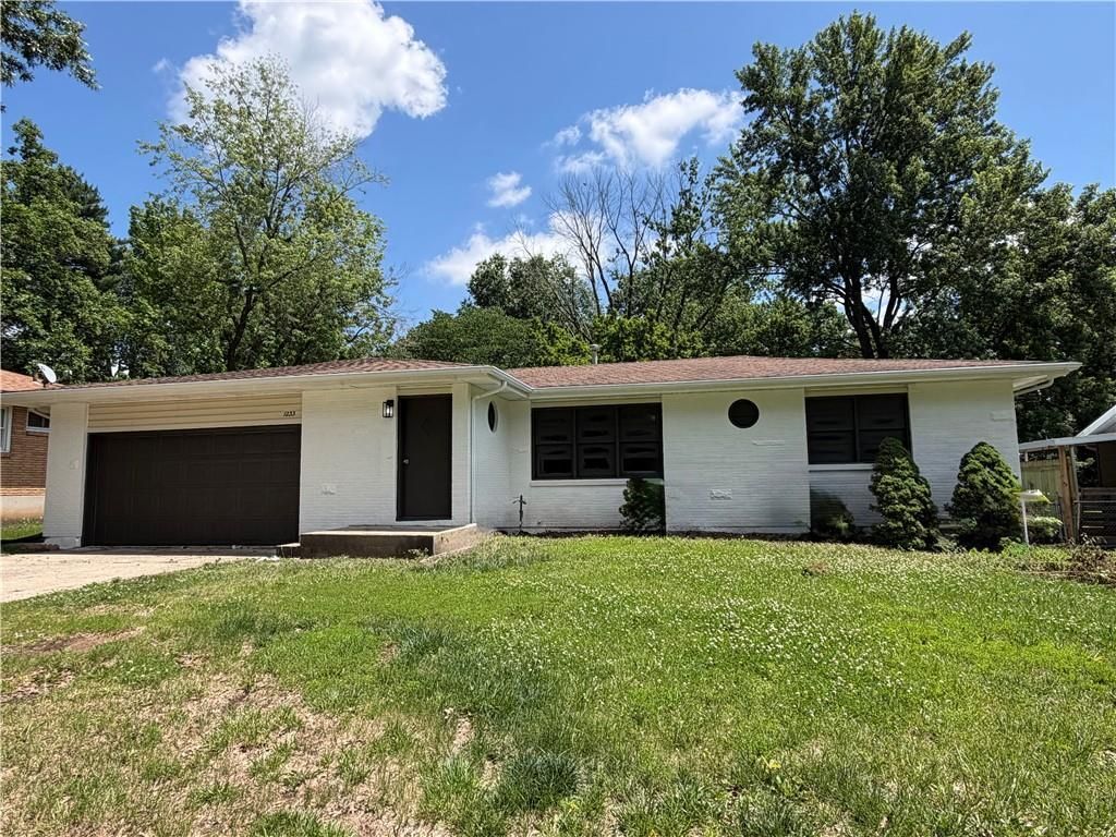 1233 Old Manor Road, Liberty, MO 64068 Main Photo