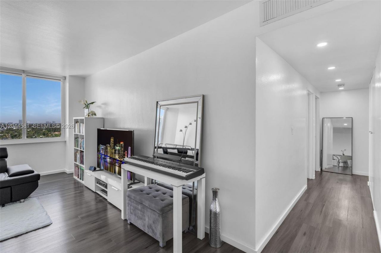7441 Wayne Ave , Unit 10H, Miami Beach, FL 33141 Photo