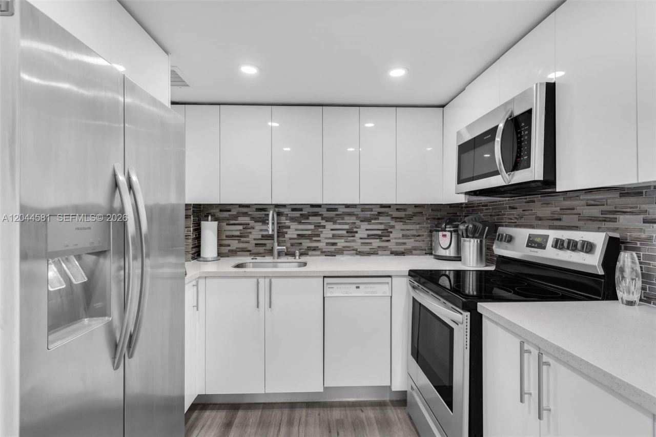 7441 Wayne Ave , Unit 10H, Miami Beach, FL 33141 Photo