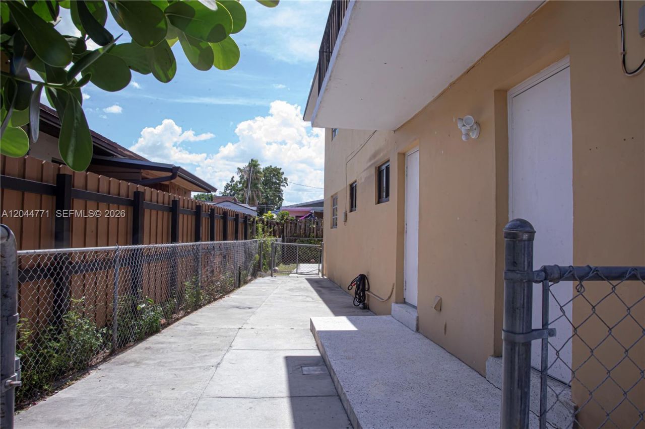 1226 SW 30th Ave, Unit 1226, Miami, FL 33135 Photo