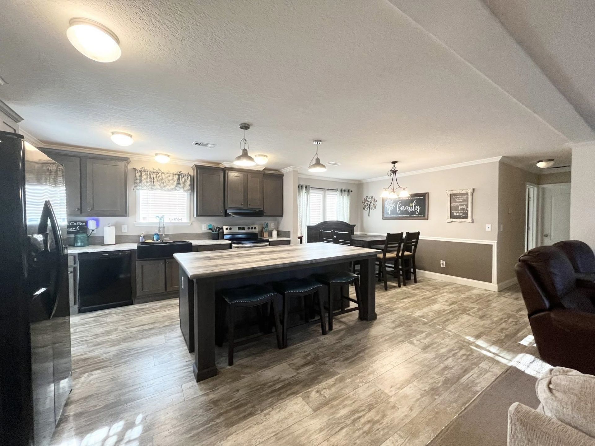 10409 County Line Rd.  Photo 4