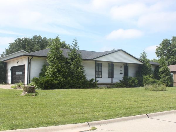 816 Oaklawn Avenue, East Moline, IL 61244