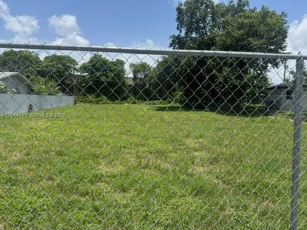 10420 NW 6 AVE , Miami, FL 33150
