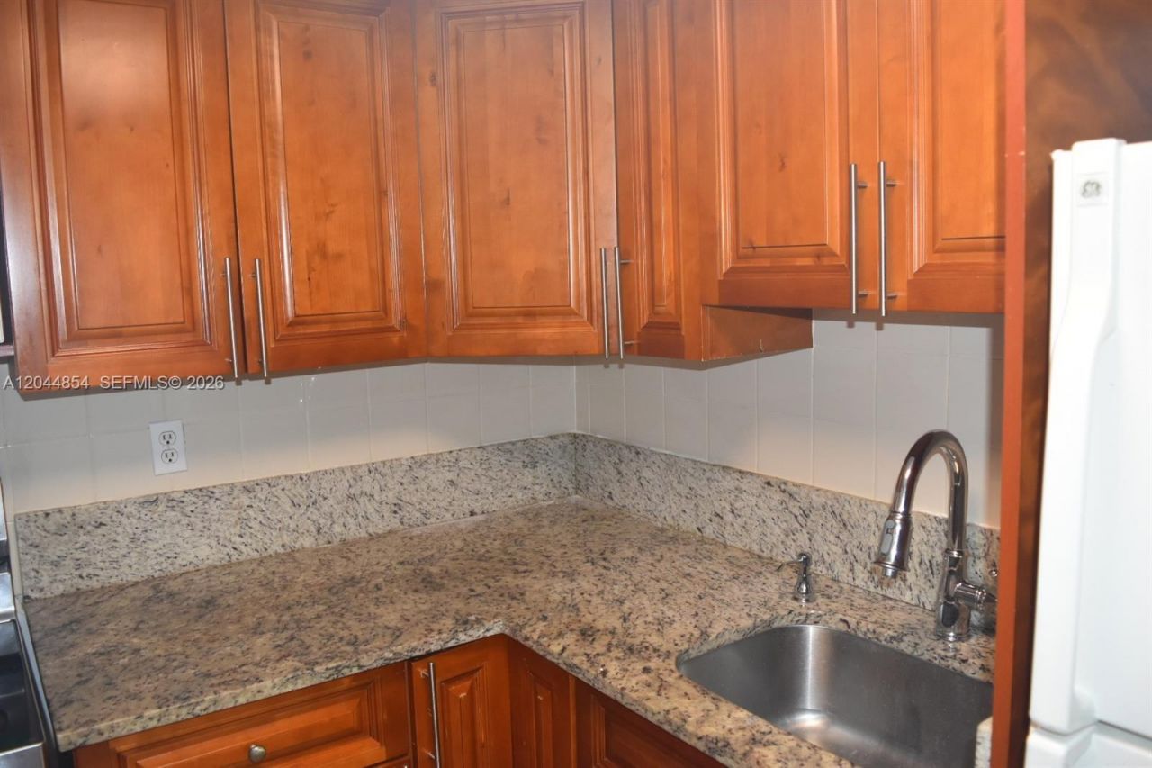 666 W 81st St , Unit 311, Hialeah, FL 33014 Photo