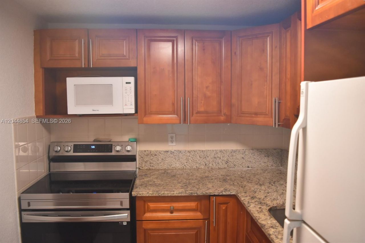 666 W 81st St , Unit 311, Hialeah, FL 33014 Photo