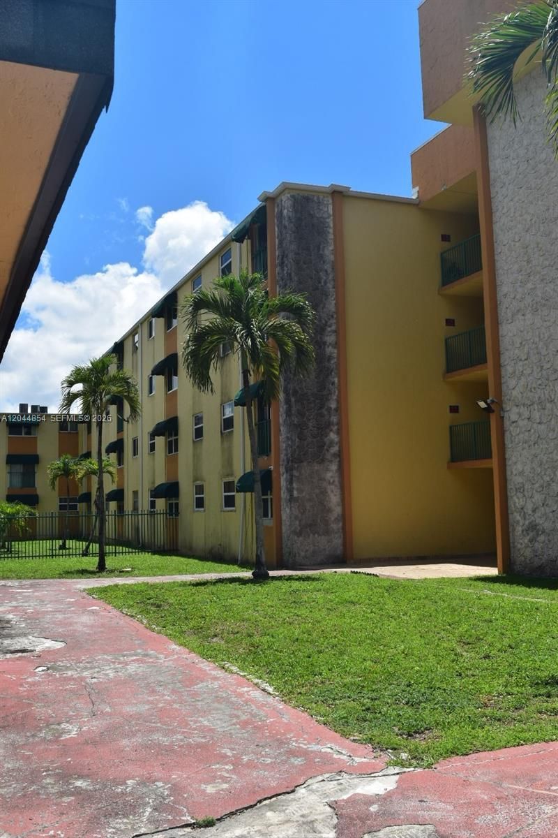 666 W 81st St , Unit 311, Hialeah, FL 33014 Photo