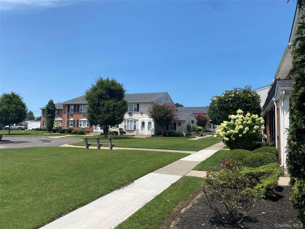 500 Kensington Lane , Bethpage, NY 11714
