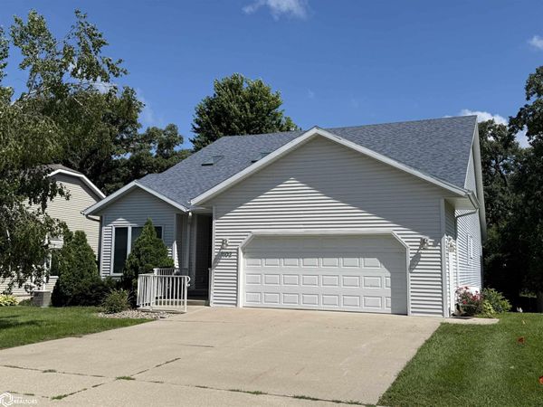 1102 S 12th Avenue W, Newton, IA 50208