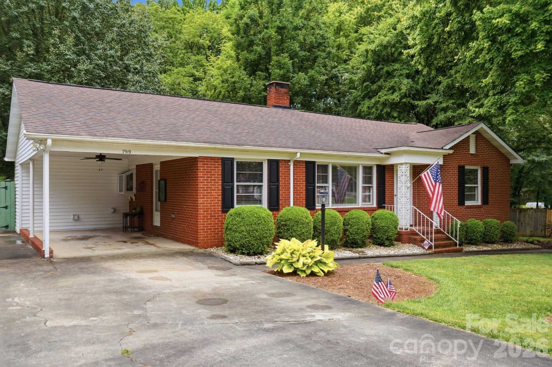 7919 Linda Lake Drive, Charlotte, NC 28215 Main Photo