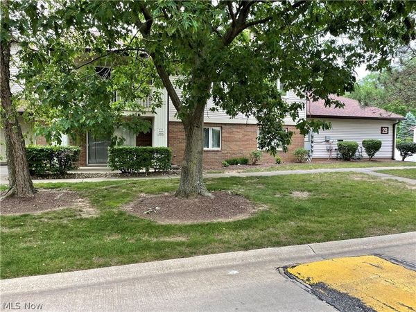 7087 VILLAGE Drive , Mentor, OH 44060