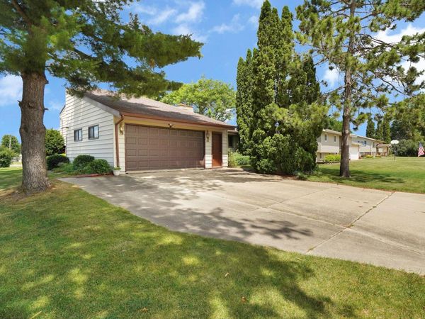 409 S 5th Avenue, New Hampton, IA 50659