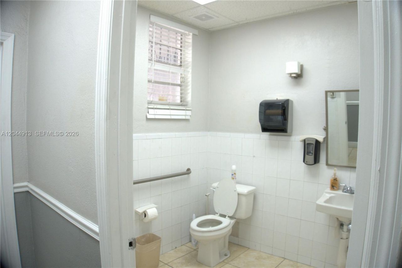 2433 NW 7th St, Miami, FL 33125 Photo