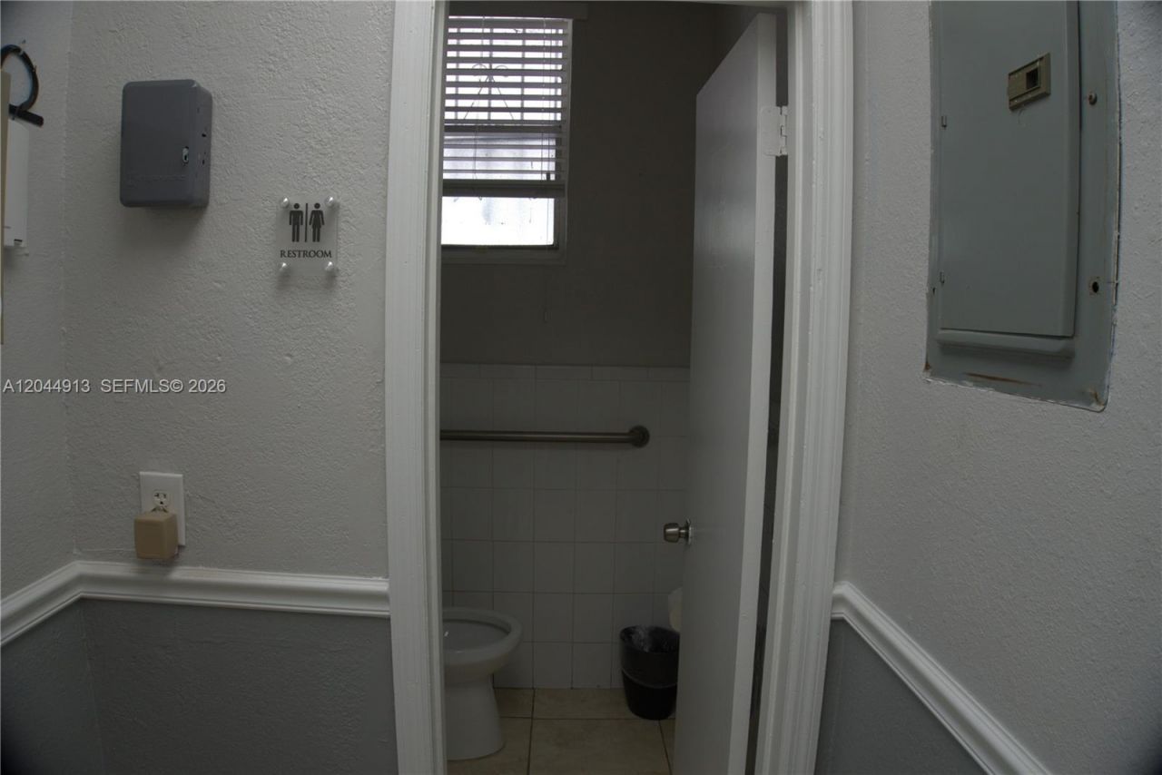 2433 NW 7th St, Miami, FL 33125 Photo
