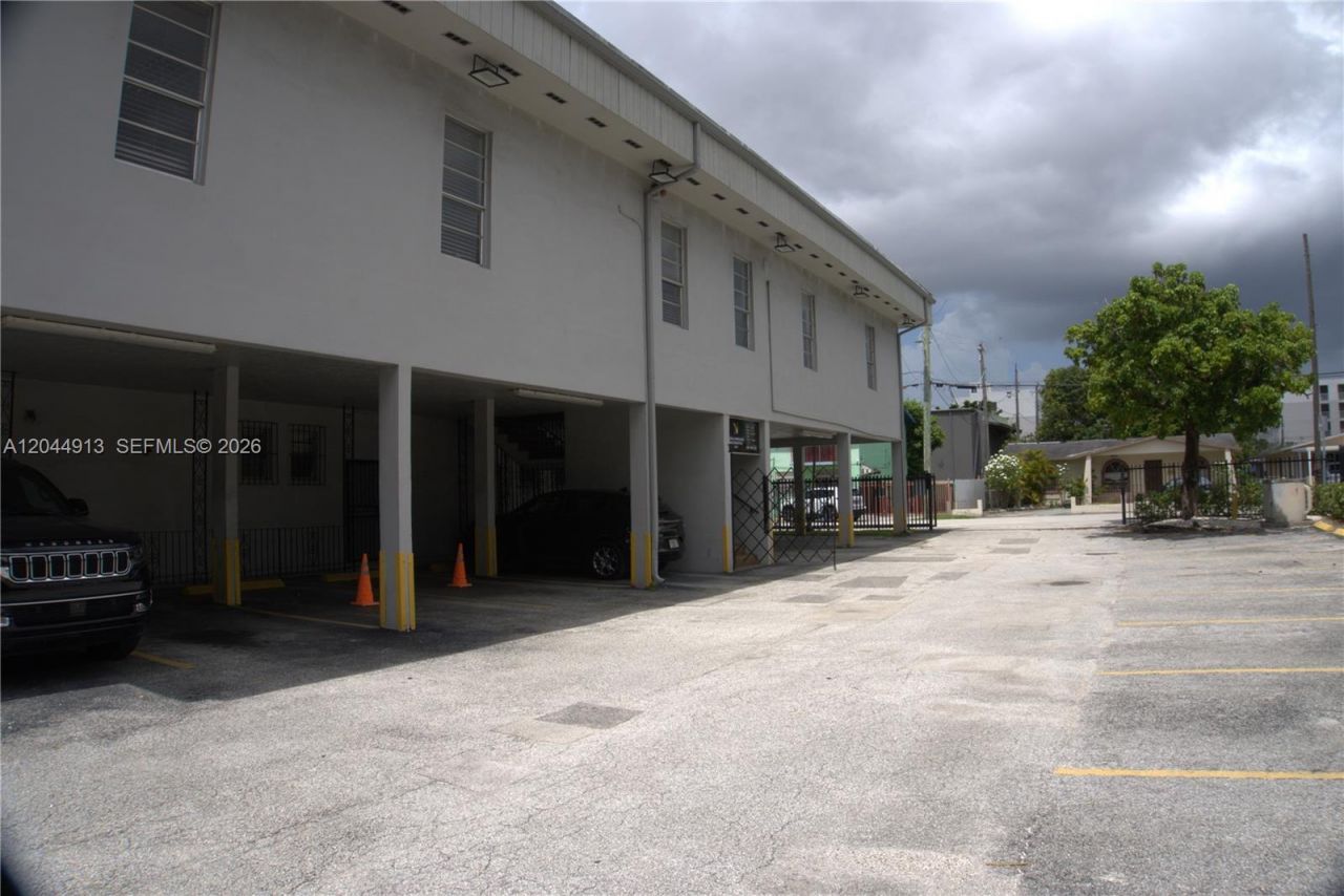 2433 NW 7th St, Miami, FL 33125 Photo